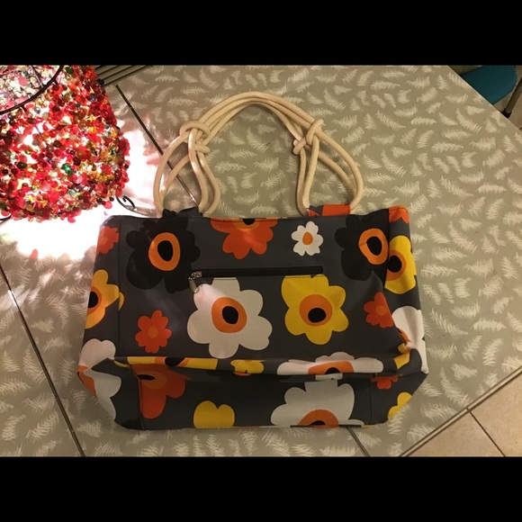 👜 Classic Farmhouse Blooms Full Size Tote - Picture 4 of 7